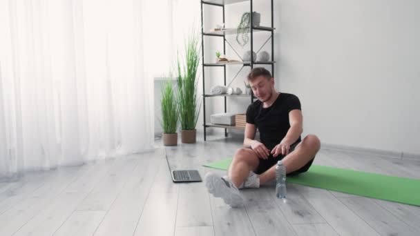 Esporte quebrar atlético homem online formação em casa — Vídeo de Stock