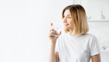 Sabah hidrasyon suyu. Saf kadın camı.