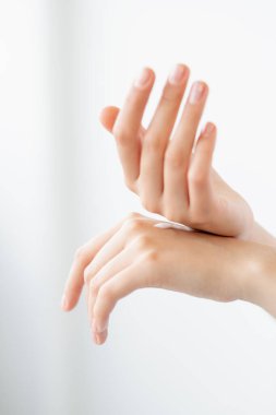 El nemlendirici cilt bakımı yapan kadın krem sürüyor.