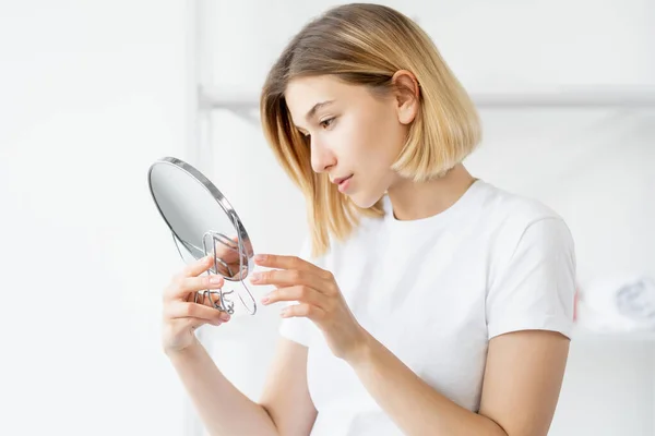 Ochtend badkamer zorg gezichtsbehandeling vrouw huid — Stockfoto