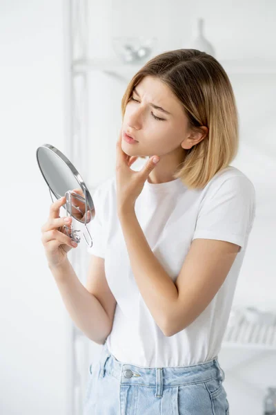 Pelle sensibile problema acne donna faccia specchio — Foto Stock