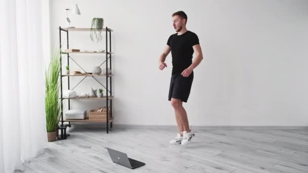 Nieuwe ervaring mannelijke sport home fitness online — Stockvideo