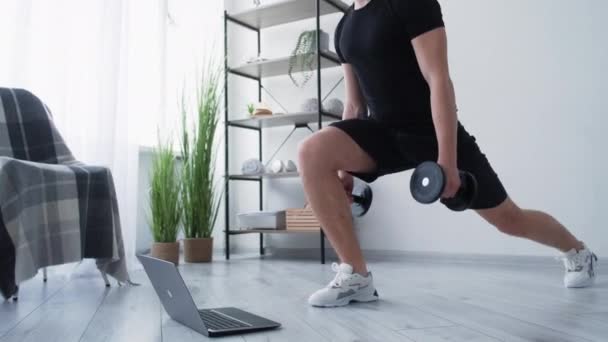 Fuerte cuerpo atlético hombre en línea entrenamiento peso — Vídeos de Stock