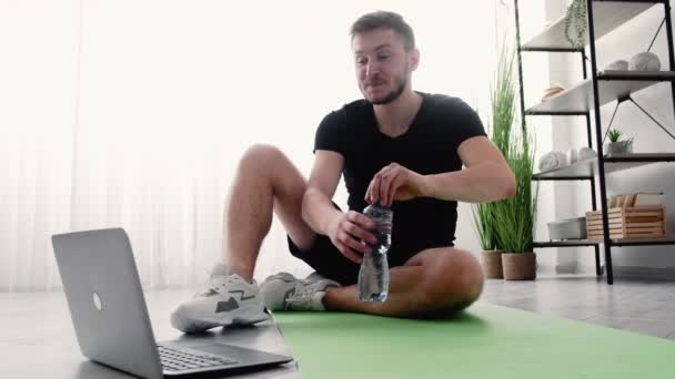 Спорт полегшення щасливий чоловік відео навчання домашній фітнес — стокове відео