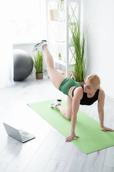 Fitness woman athletic exercise online training — Stock Photo, Image