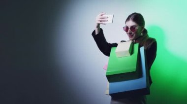 Siber pazartesi alışverişi neon ışıklı kız selfie çantaları.
