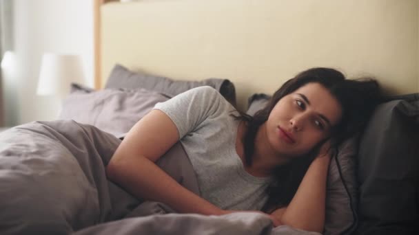 Бессонная женщина бессонница проблема утренняя уставшая кровать — стоковое видео