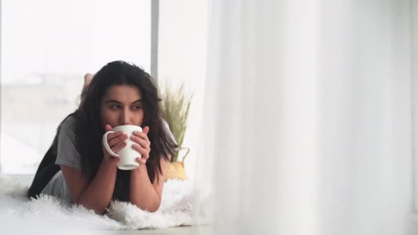 Πρωινό καφέ Σαββατοκύριακο υπόλοιπο γυναίκα φλιτζάνι παράθυρο ζεστό — Αρχείο Βίντεο