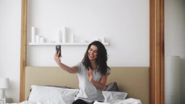 Selfie eğlenceli milenyum yaşam tarzı kadın fotoğraf yatağı