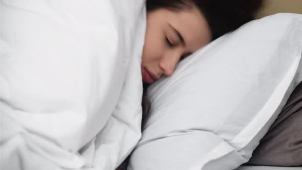 Бессонница бессонница проблема усталой женщины кровать — стоковое видео