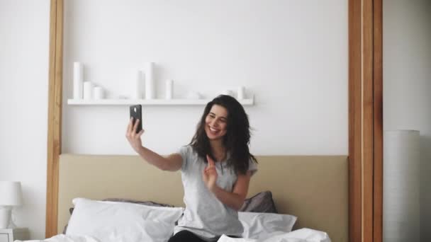 Selfie divertido estilo de vida milenar mulher foto cama — Vídeo de Stock