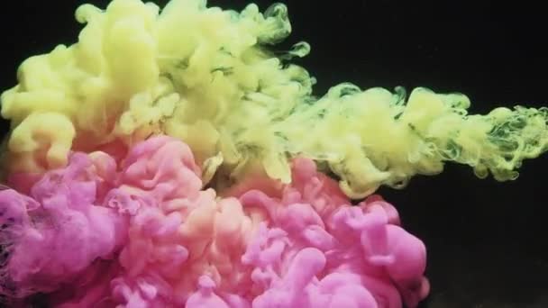 Μελάνι νερό shot χρώμα σύννεφο καπνού ροζ κίτρινο χρώμα — Αρχείο Βίντεο