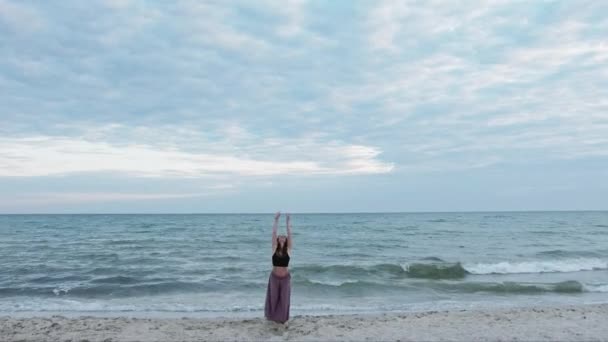 Žena moře tanec esoterický energie svoboda pláž nebe — Stock video