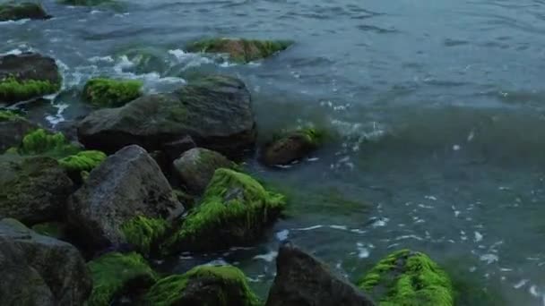 Seascape rochas mar paisagem oceano ondas pedras — Vídeo de Stock
