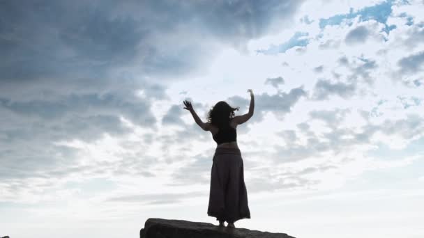 自然舞蹈放松编舞宁静的女人的天空 — 图库视频影像
