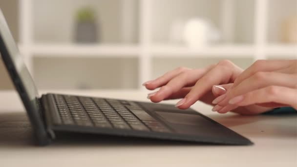 Clavier de programmation d'ordinateur portable tapant femme il mains — Video
