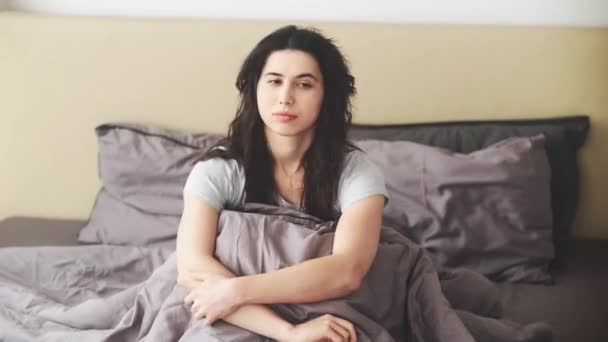 ストレス不安孤独なベッドの問題不眠症の女性 — ストック動画