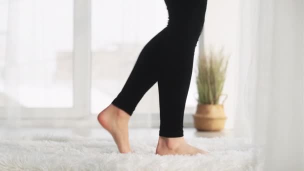 Pies comodidad acogedor vida piso suave alfombra mullida — Vídeos de Stock