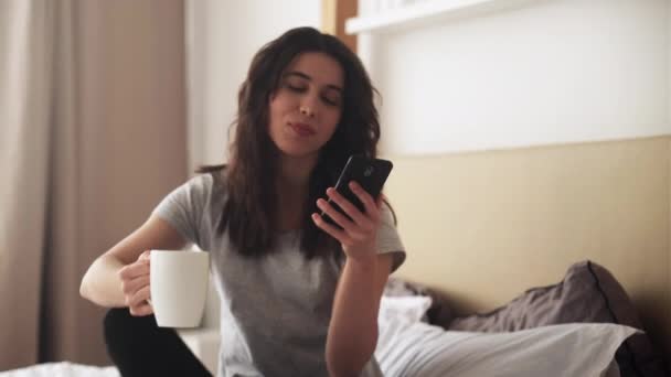 Seluler komunikasi internet browsing wanita telepon — Stok Video