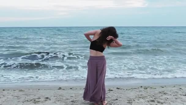 Медитация свободы океана Танец гармония женщина пляж — стоковое видео