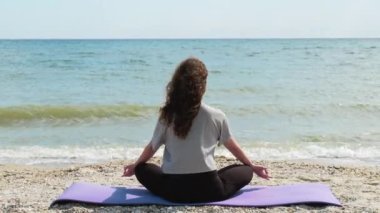 Plaj meditasyonu doğa eğlencesi kadın yoga denizi