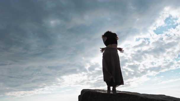 Danza terapia naturaleza espíritu mujer cielo sol — Vídeos de Stock