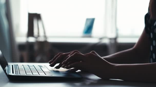 Laptop przeglądanie internet surfing kobieta ręce biurko — Wideo stockowe