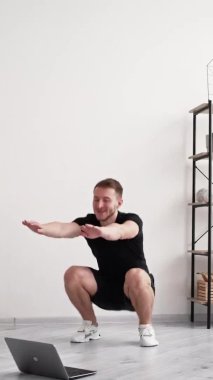 ev sporu insana çevrimiçi antrenman için ilham verdi
