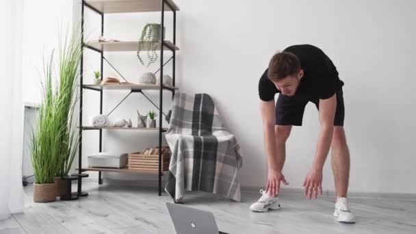 Líný sport unavený muž vyčerpaný cvičení on-line — Stock video