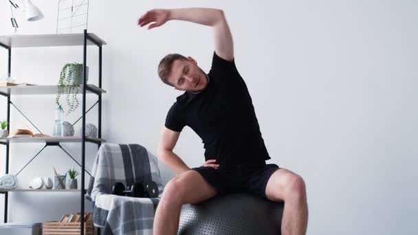 Hård träning lat man hem fitness karantän — Stockvideo
