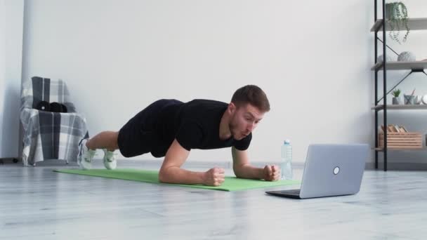 Виснажене тренування слабкого тіла людини зазнає невдачі в Інтернеті — стокове відео