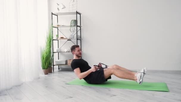 Expander workout sportieve man home training — Stockvideo