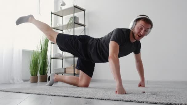 Disfrutando del deporte hombre feliz entrenamiento en casa fitness — Vídeos de Stock