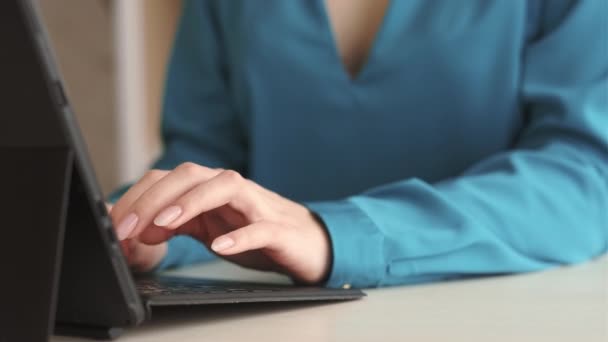 Laptop munka távoli munka nő kéz gépelés íróasztal — Stock videók