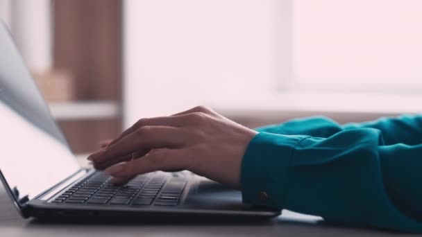 온라인 여성 프리랜서로 일하는 랩탑 컴퓨터 — 비디오