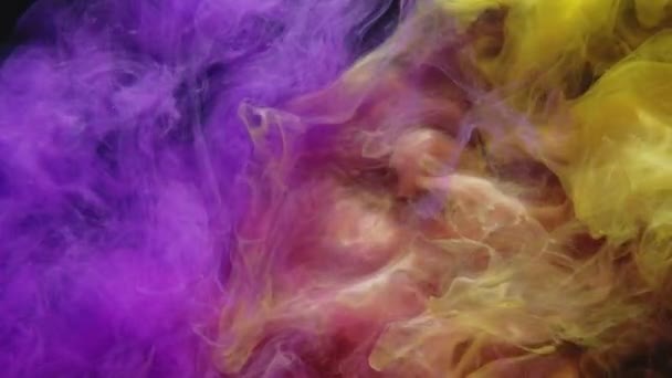 Pintura agua gota color humo mezcla púrpura amarillo — Vídeos de Stock