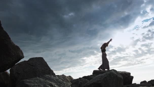 Montagna danza spirituale tranquillità donna cielo — Video Stock