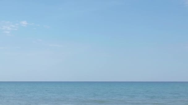 Морской горизонт океанский пейзаж летние волны голубое небо — стоковое видео