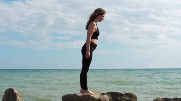 Sommer Yoga Meer Harmonie im Freien Frau Strand Himmel — Stockvideo