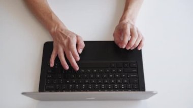 Çevrimiçi iş İnternet işi Erkek eller dizüstü bilgisayar yazma