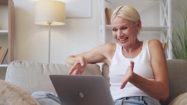 家庭视频呼叫虚拟通信老年妇女 — 图库视频影像