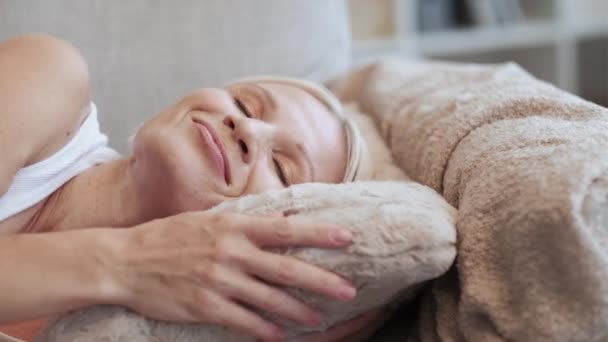 Casa descanso mañana ocio senior mujer siesta — Vídeos de Stock