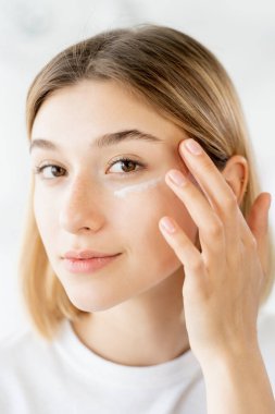 Krem nemlendirici cilt bakımı taze kadın yüzü