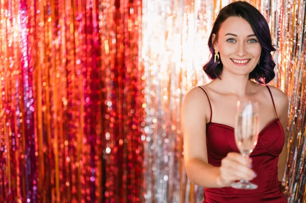 Корпоративна вечірка щаслива жінка святкування Нового року — стокове фото