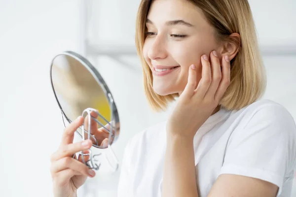 Mattina cura della pelle viso donna specchio — Foto Stock