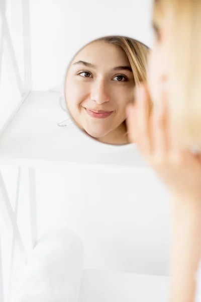 Bellezza freschezza femminile dermatologia viso donna — Foto Stock