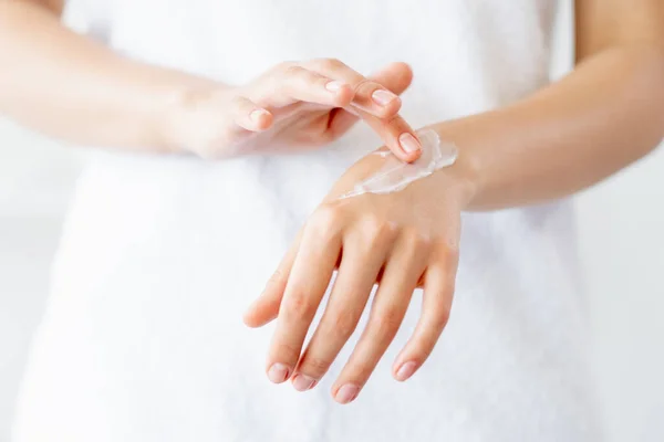 Handkosmetik kosmetische Feuchtigkeitscreme für Frauen — Stockfoto