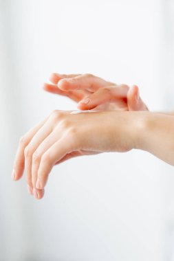 El hidrasyonu. Sağlıklı cilt kremi süren kadın.