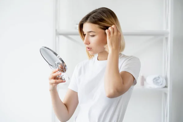 Cura dei capelli trattamento di bellezza mattina donna specchio — Foto Stock