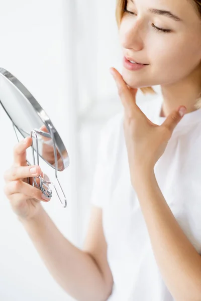 Bagno trattamento pelle bellezza donna viso specchio — Foto Stock